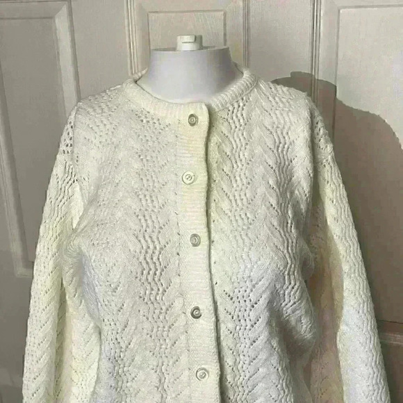 Jolie Vintage 1960s White Knit Button Up Long Sleeve Cardigan Sweater - Picture 5 of 6